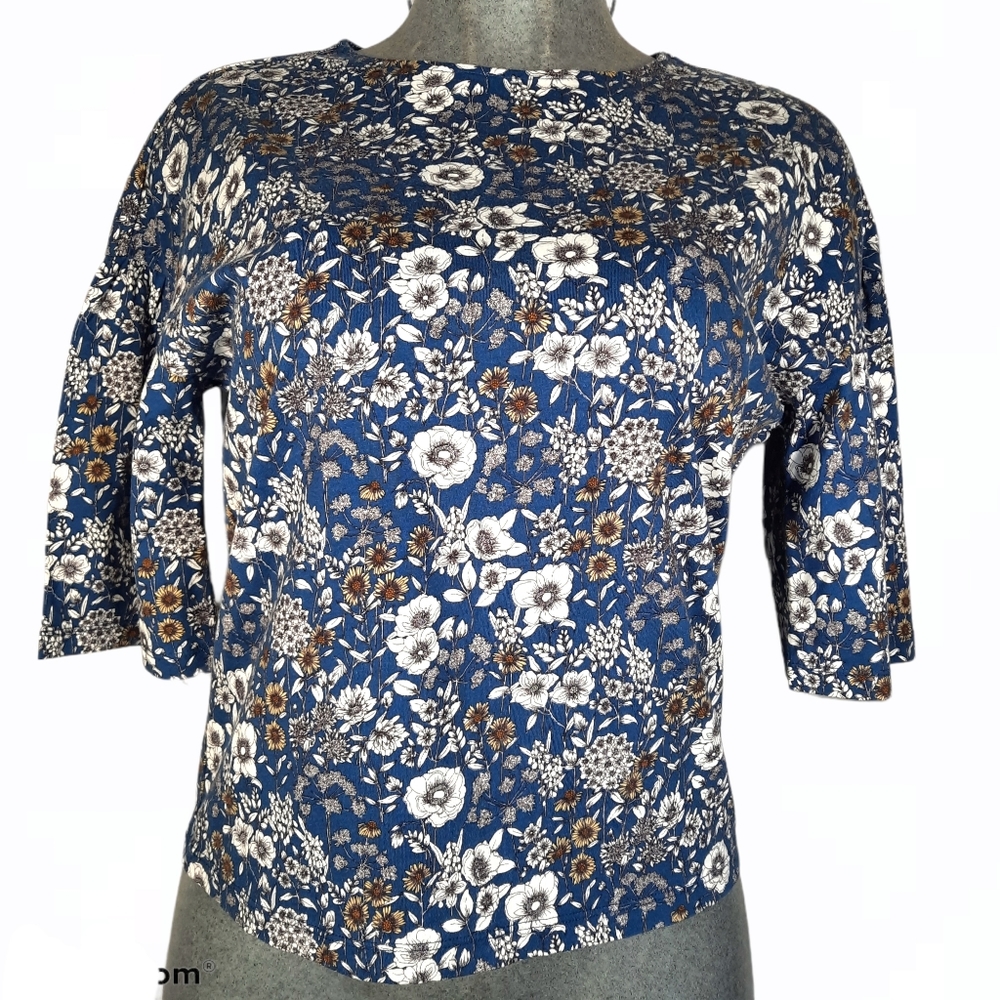 Uniqlo navy blue floral print t-shirt size xs